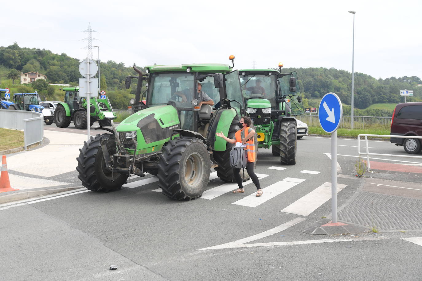 Las imágenes de la concentración de decenas de baserritarras para exigir subir el precio mínimo de la leche a 0,70 euros