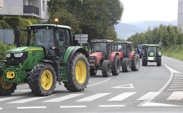 Los productores de leche guipuzcoanos dan la alarma por la falta de rentabilidad