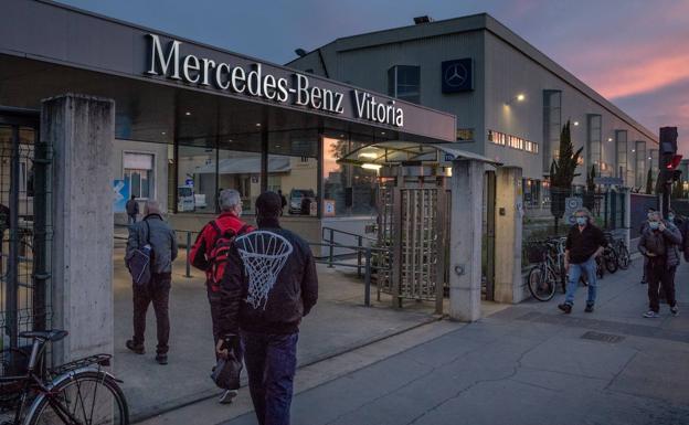 Mercedes parará la próxima semana al completo y anuncia una caída de casi 3.000 furgonetas