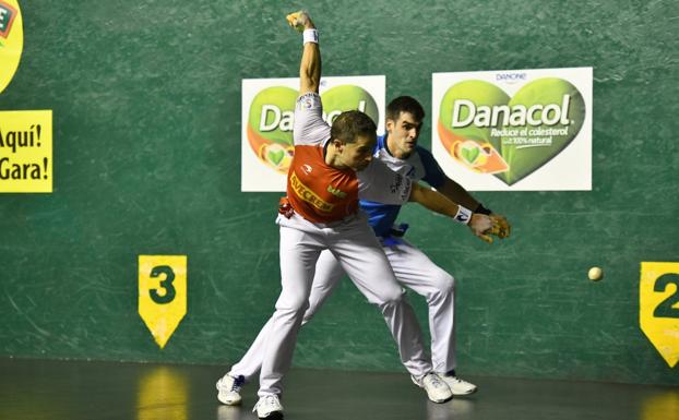 Aimar Olaizola gana el primer asalto a Joseba Ezkurdia