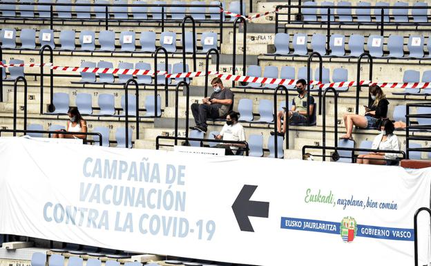 Osakidetza reserva cita a casi la mitad de los más de 130.000 jóvenes pendientes de vacuna