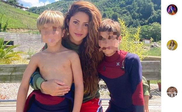 Shakira enseña a surfear a sus hijos en la ola artificial de Gipuzkoa