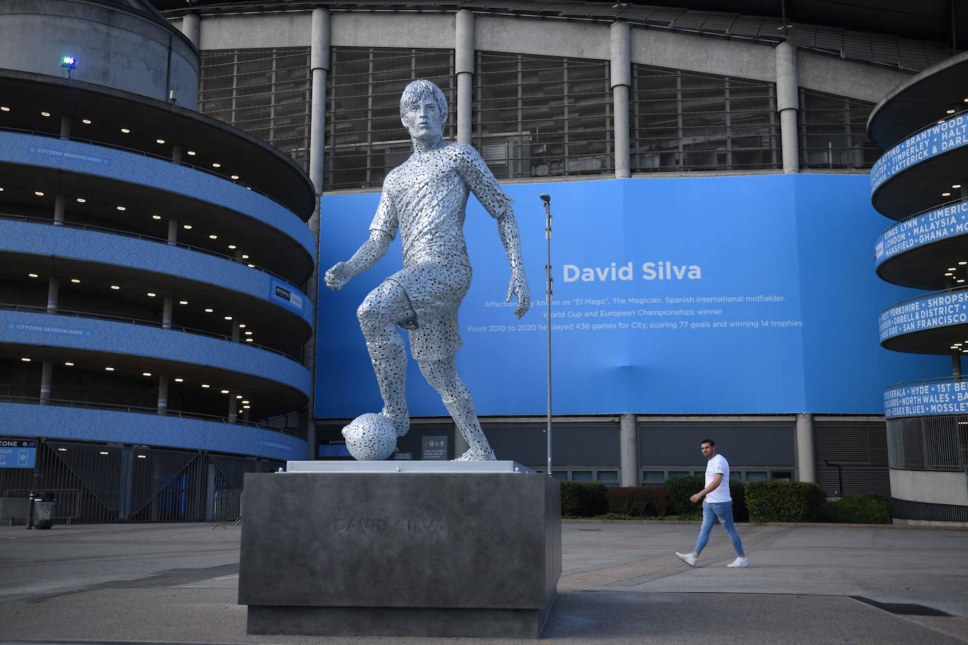 La estatua de David Silva ya luce en el Etihad Stadium
