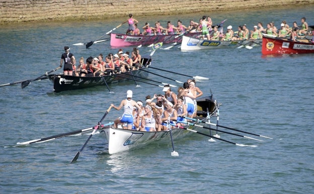 Las féminas de Donostiarra se llevan su bandera en la previa de La Concha