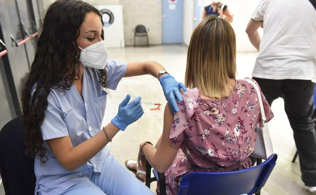 Sagardui espera que en «tres o cuatro semanas» la población diana tenga una dosis de la vacuna