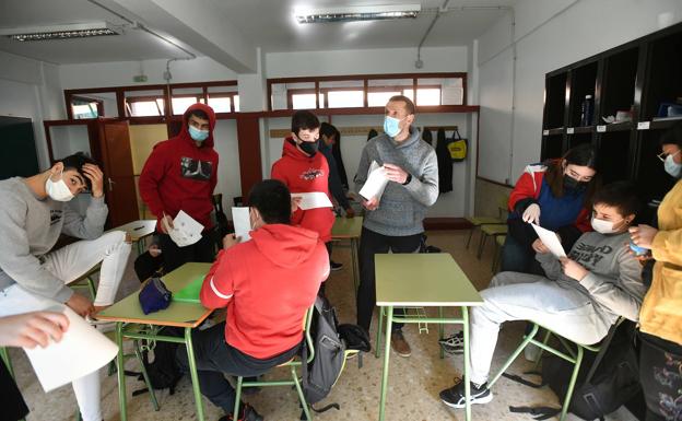 Los estudiantes inmunizados no harán cuarentenas ante un positivo en el aula