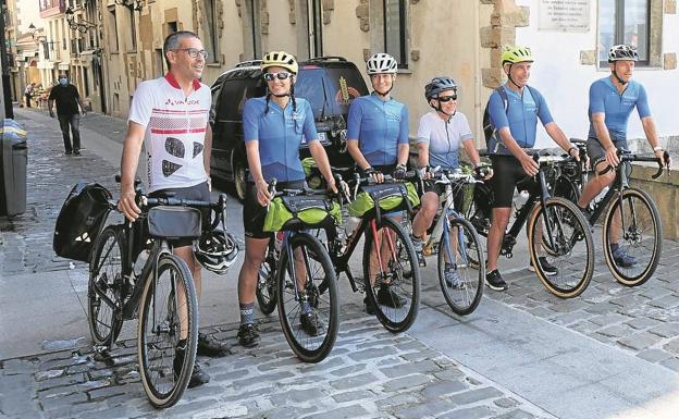 Los ciclistas de la 'Euskal Herri barneko mundubira' llegan a Mundaka