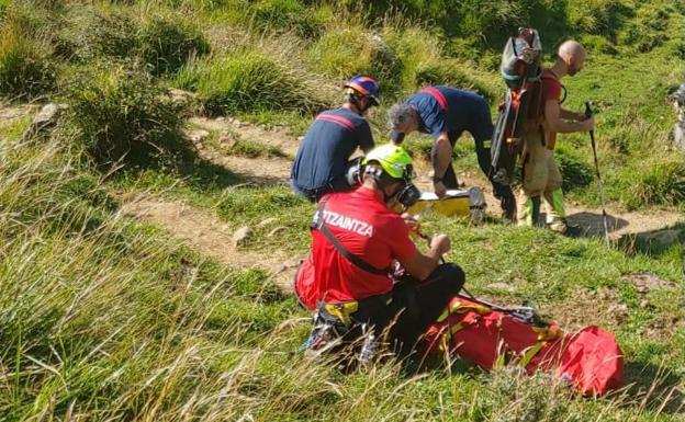 Los servicios de emergencia rescatan a una joven tras sufrir una caída en el Txindoki
