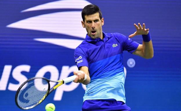 Djokovic avanza con rasguños