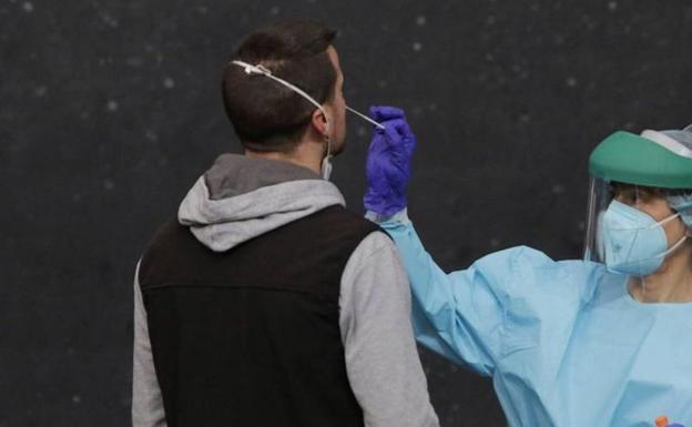 La alta incidencia entre jóvenes, que se sitúa en 707 casos, ralentiza el retroceso de la pandemia