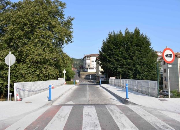 Ensanchadas las aceras del puente de las vías del tren mejorando la accesibilidad