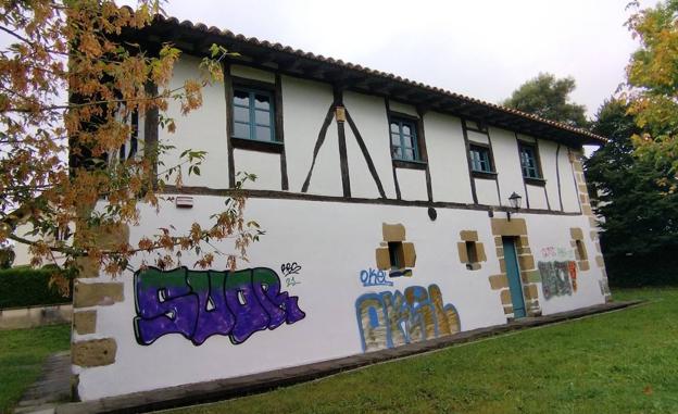 Grafitean el protegido caserío Katxola un día después de limpiarse de pintadas sus fachadas