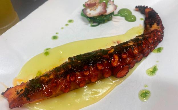 Pulpo adobado a la parrilla sobre puré de patata y apio y ensalada de wakame