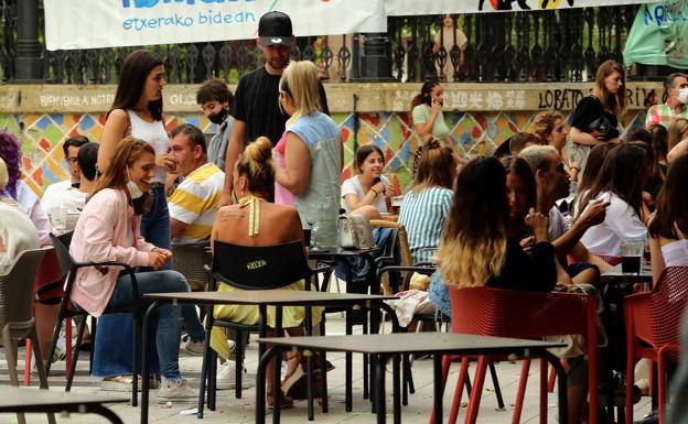 Los contagios descienden de forma notable en Euskadi, con 309 nuevos positivos