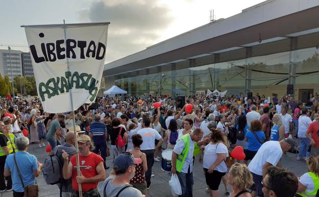 Centenares de negacionistas se manifiestan entre Irun y Hendaia y cierran el puente de Santiago