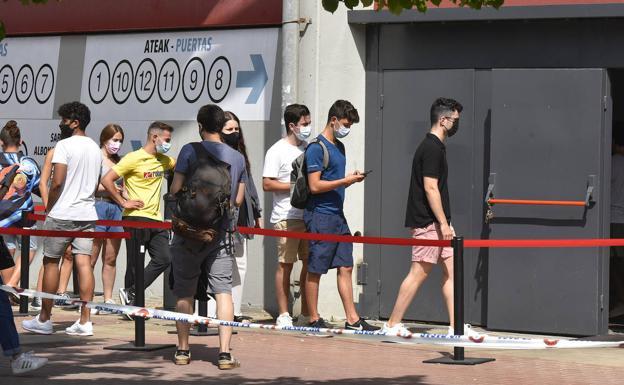 La vacunación desploma la incidencia en los veinteañeros vascos en un mes