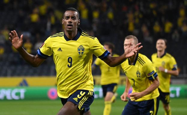 Janne Anderson mima a Alexander Isak, que no jugó ayer ante Uzbekistán