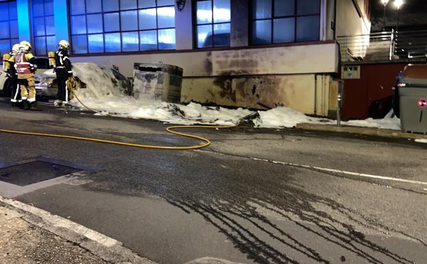 Siete contenedores calcinados y dos coches dañados por el fuego en un incendio provocado en Elgoibar