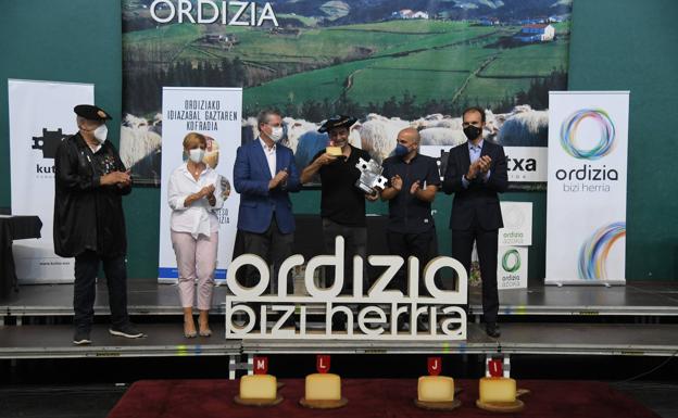 Eneko Goiburu vence en el concurso de queso de Ordizia