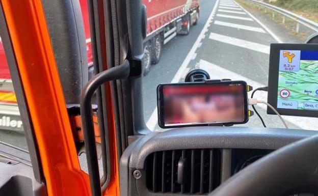 Sorprenden en Bera a un camionero que conducía viendo una peli porno y además da positivo en tres drogas