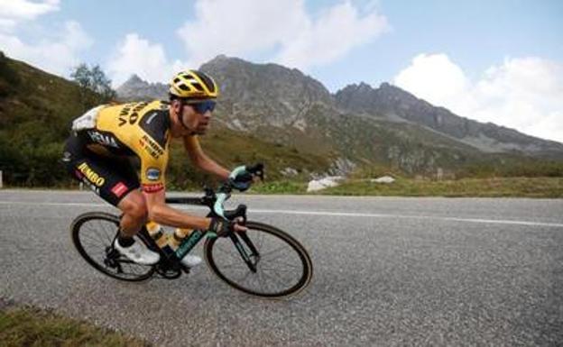 Un coche atropella a Tom Dumoulin mientras entrena y le fractura la muñeca derecha