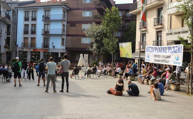 Bizitza reúne a medio centenar de personas en Zestoa en una jornada para ofrecer «otra mirada del Covid»