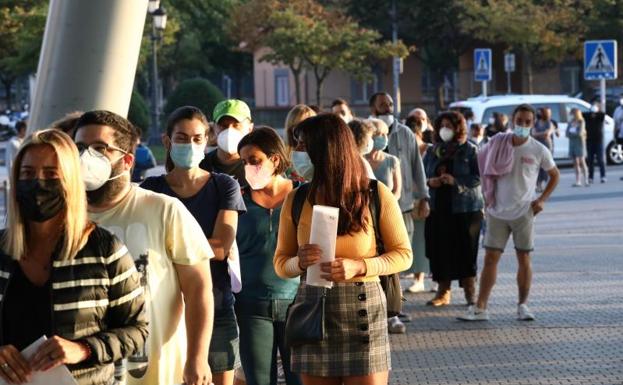 Miles de aspirantes luchan por uno de los 262 puestos fijos que oferta Correos en Euskadi