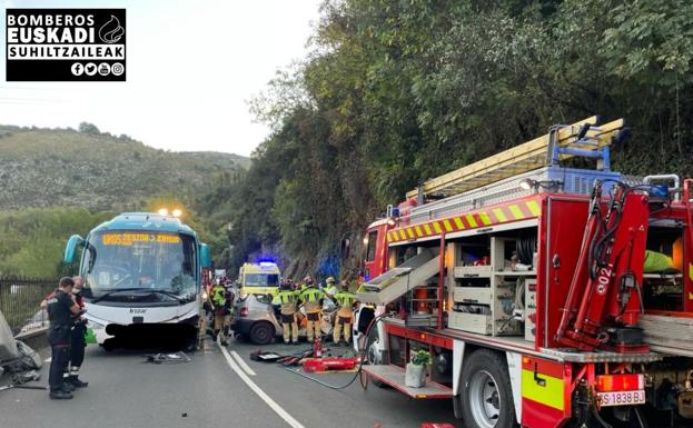 Un herido grave en un accidente entre un automóvil y un bus en Zestoa