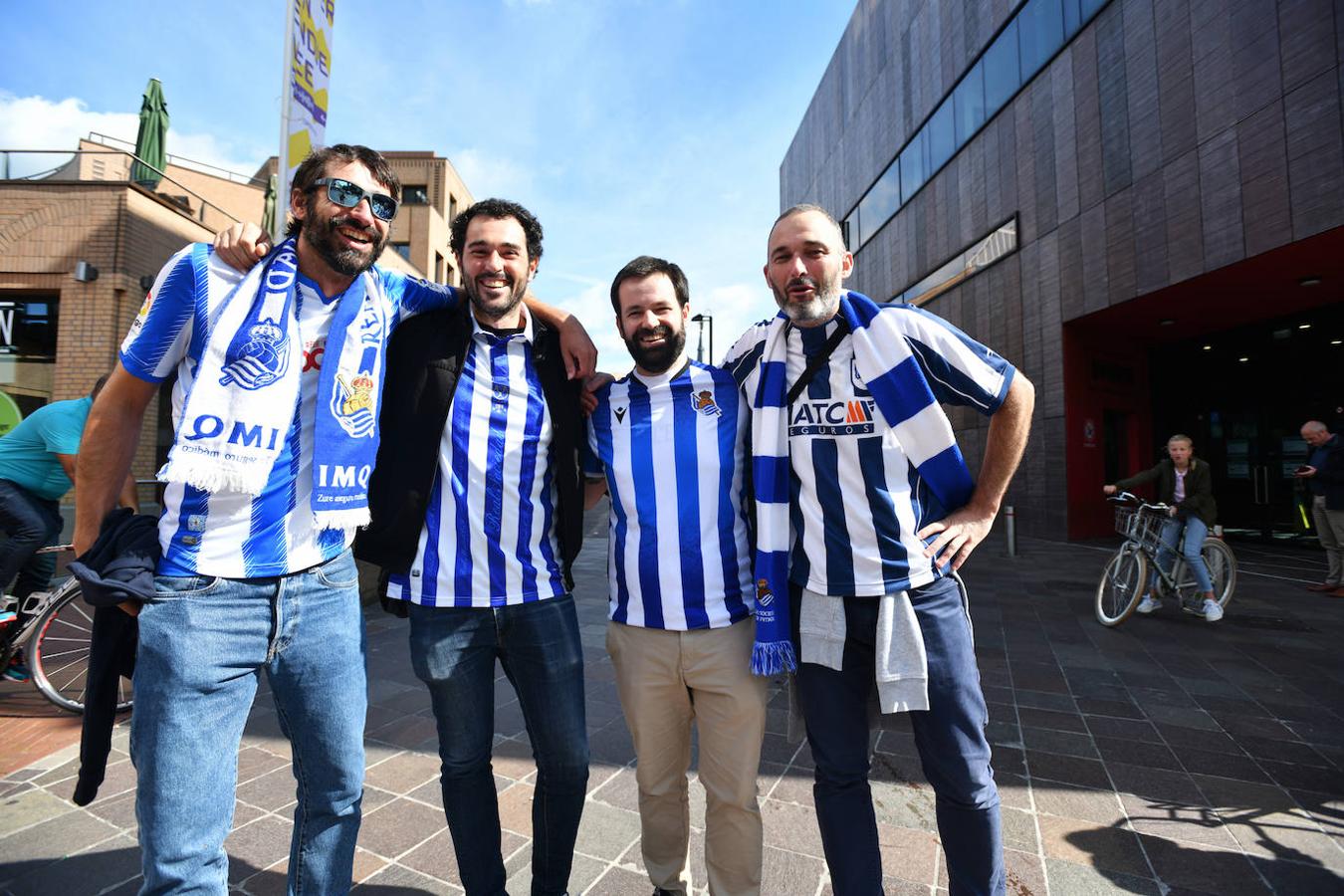 Ambiente txuri-urdin en las calles de Eindhoven