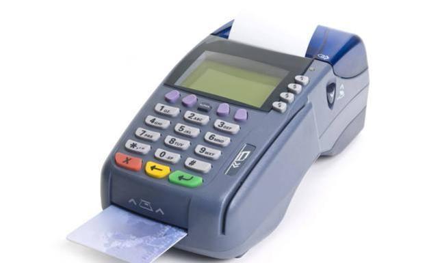 Esta es la comisión que cobran los bancos a las tiendas por pagar con tarjeta