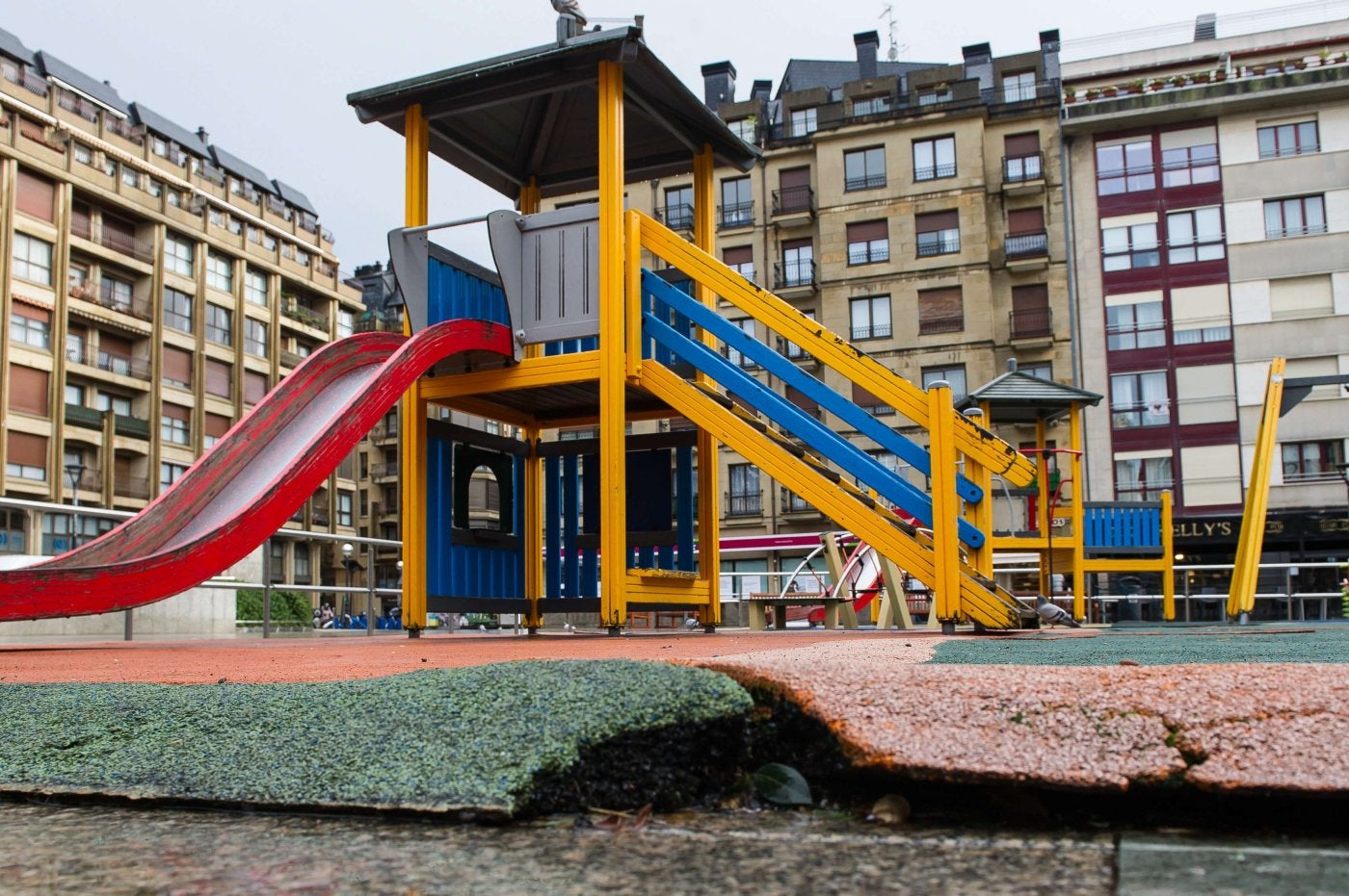 Cuatro parques infantiles de Amara, Gros e Intxaurrondo serán renovados este año