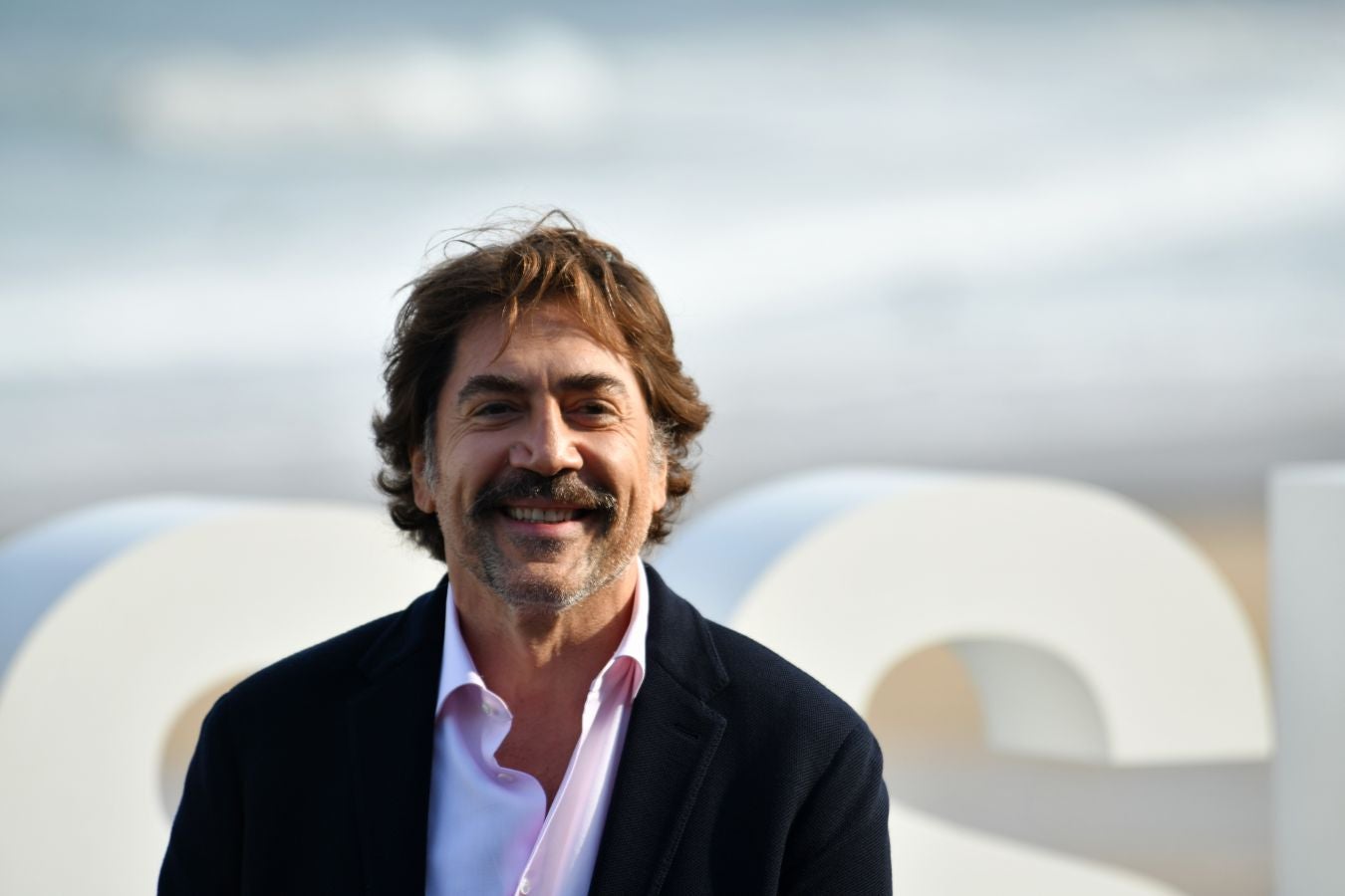 Javier Bardem y el equipo de 'El buen patrón', en la terraza del Kursaal