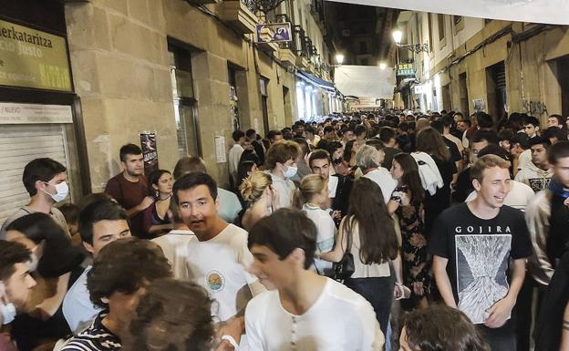 Hosteleros de la Juan de Bilbao cierran el jueves en protesta por la masificación de la calle