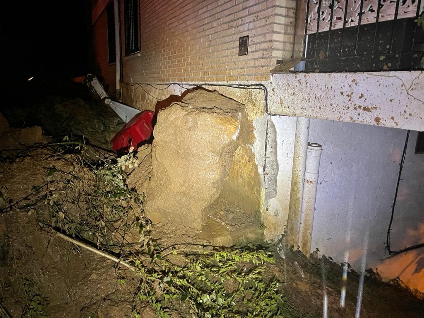 Susto tras la caída de una gran roca junto a una vivienda del paseo de Ulia