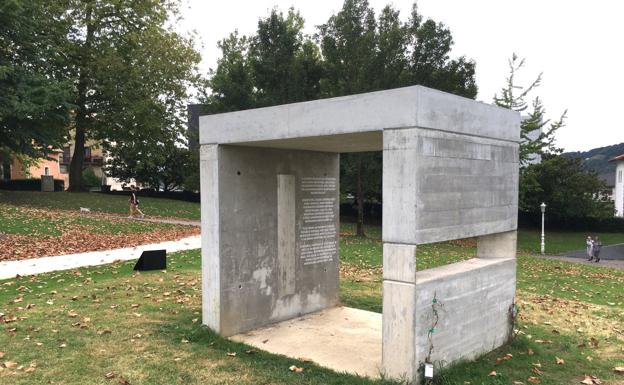 Una escultura recuerda a 22 donostiarras víctimas del holocausto nazi