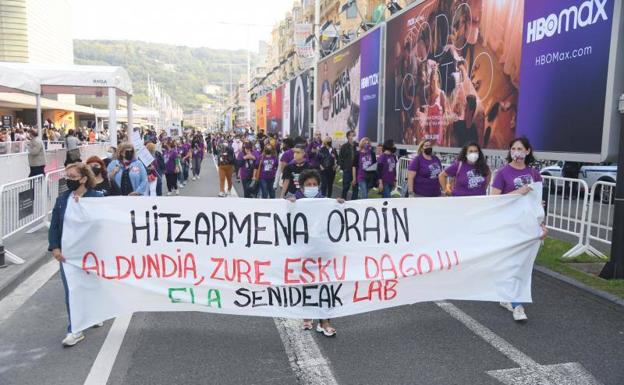Las trabajadoras de residencias de Gipuzkoa llevan su protesta hasta el Zinemaldia tras 251 días de huelga