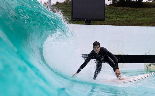 Miguel Bernardeau vuelve a surfear las olas de Wavegarden en Gipuzkoa