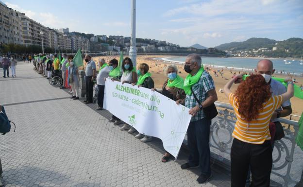Una cadena humana bordea parte de la barandilla de La Concha en conciencia por el alzhéimer