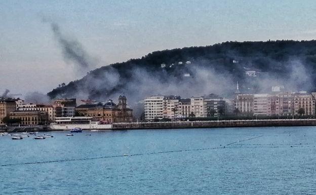 Un aparatoso incendio llena de humo la Parte Vieja de Donostia