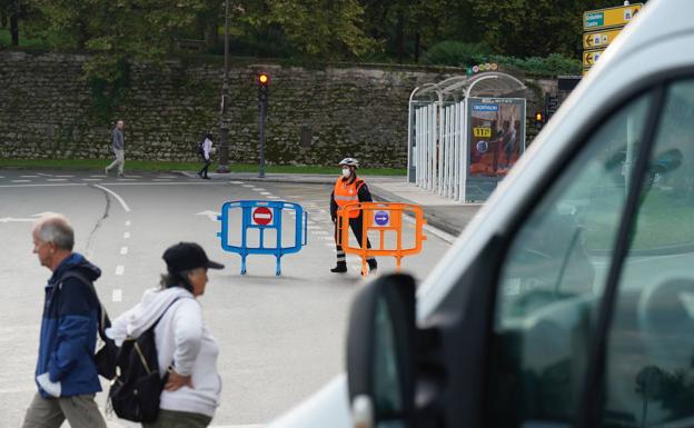 El cierre del paseo de La Concha a vehículos particulares pone a prueba la circulación en Donostia