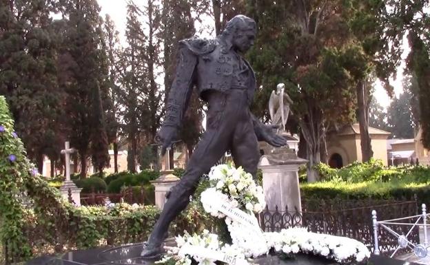 Isabel Pantoja envía un ramo a la tumba de Paquirri en el aniversario de su muerte