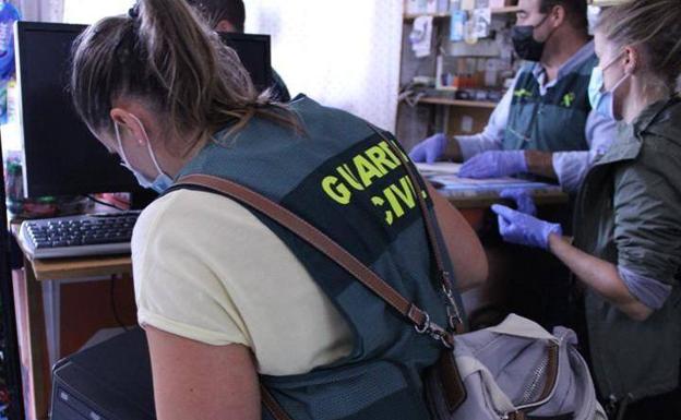 Detienen a 14 personas en Gasteiz por elaborar certificados PCR falsos