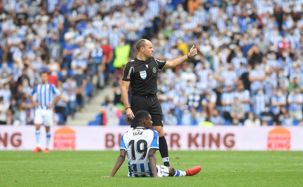 Alexander Isak evoluciona de forma favorable y quiere llegar al partido de Getafe