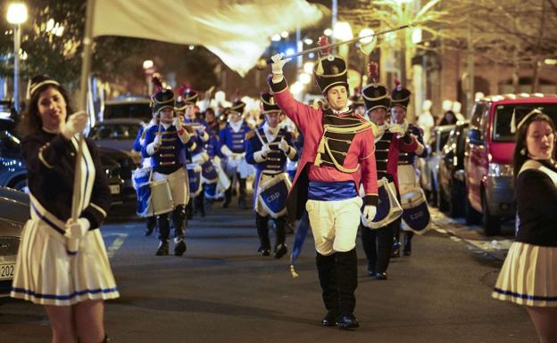 Las tamborradas apuestan por volver a desfilar por las calles el próximo 20 de enero