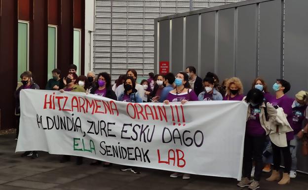 Las trabajadoras de residencias de Gipuzkoa se concentran frente a las Juntas tras 252 días de huelga