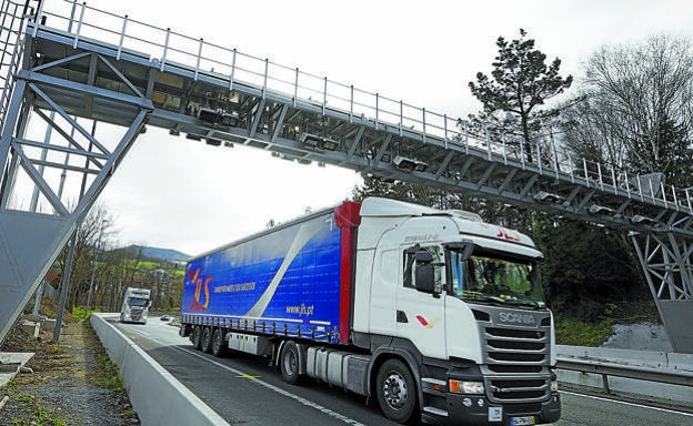 Los más de 100 dispositivos en la N-1 y A-15 para el nuevo peaje de camiones costarán 25 millones