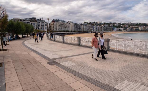 Los pacientes en las UCI vascas bajan en septiembre a la mitad y la tasa cae 225 puntos