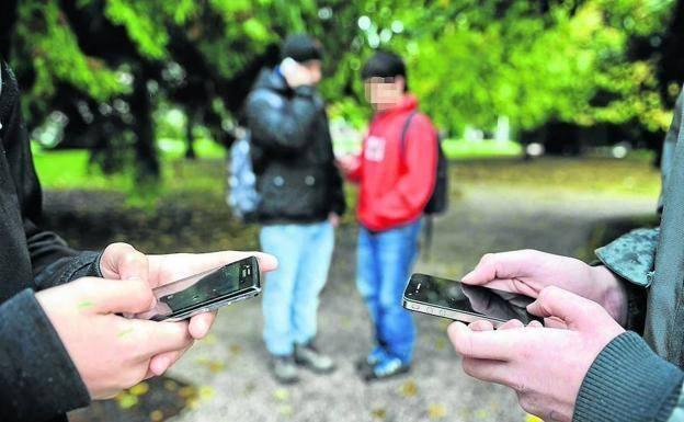 El Parlamento Vasco deja en manos de los colegios decidir el uso de los móviles