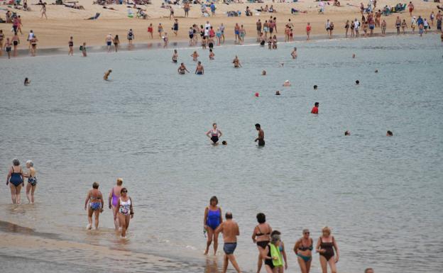 Más rescates y suciedad en las playas este verano