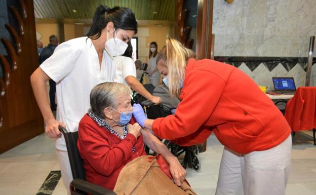 Vacunarse contra la covid y la gripe de forma simultánea es seguro